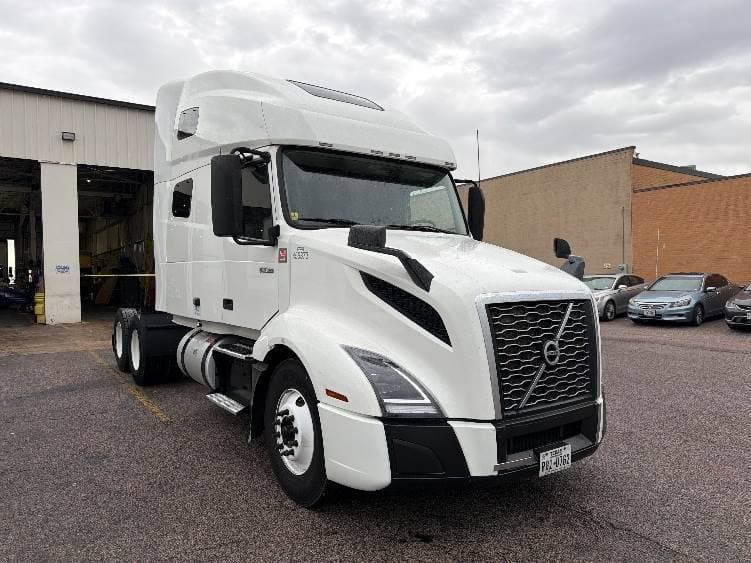 2023 Volvo VNL64760 image 1