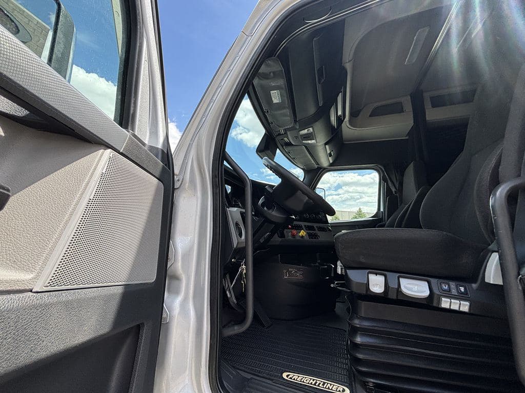 Used 2022 FREIGHTLINER PT126064ST image 19