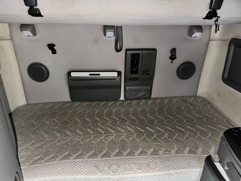 2020 Volvo VNL image 36