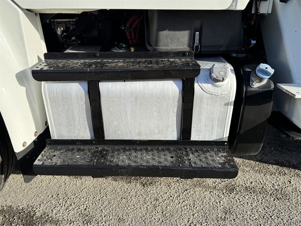 2015 Freightliner M2 106 image 19