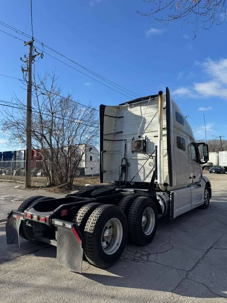 2022 Volvo VNL 760 image 4