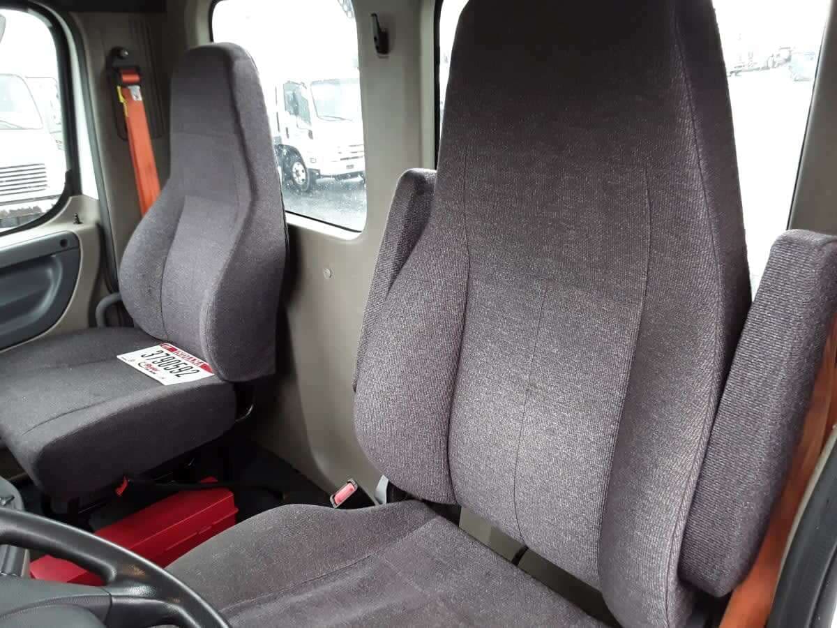 Used 2019 FREIGHTLINER Conventional - Day Cab - CASCADIA 125 image 6