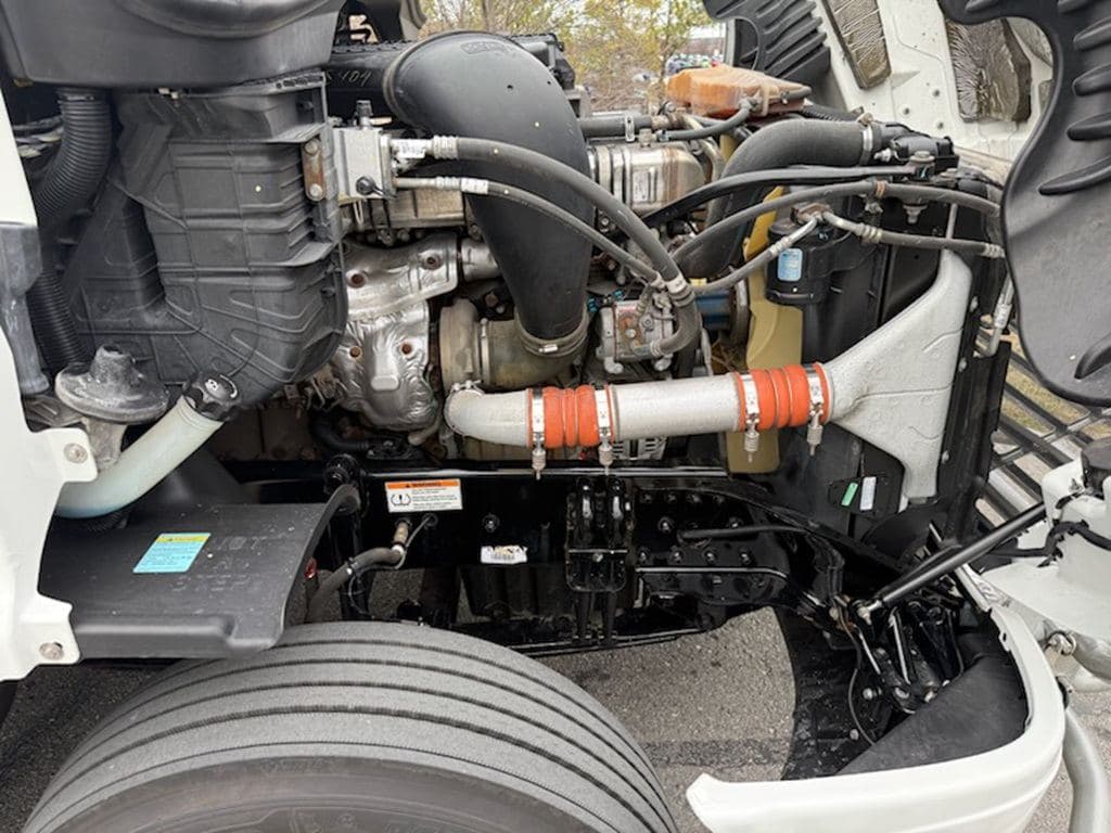 Used 2019 FREIGHTLINER CA12564DC image 27