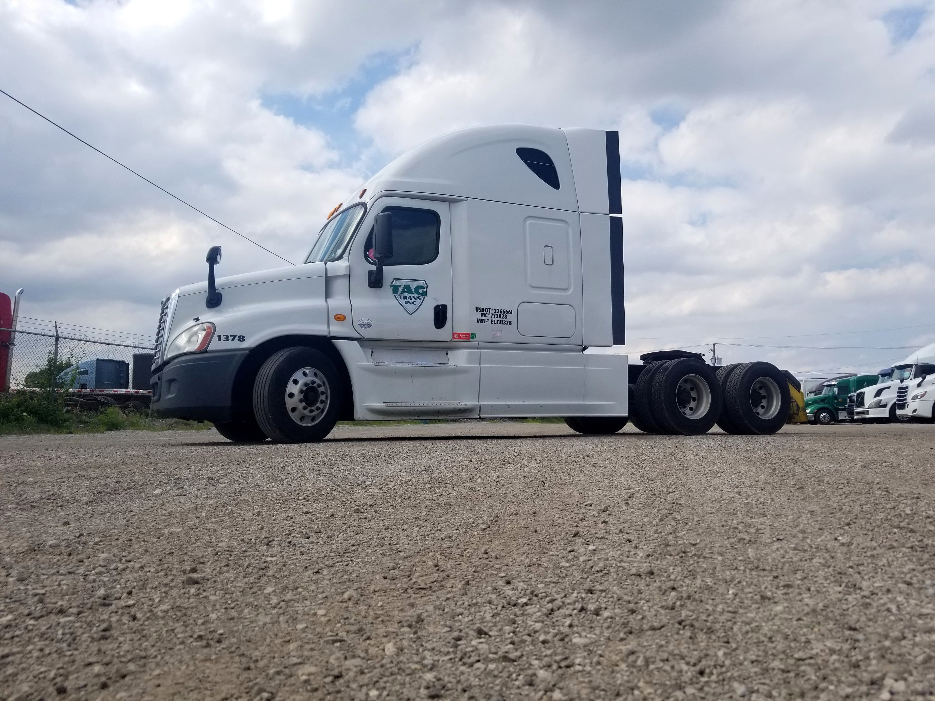 2015 Freightliner Cascadia image 2