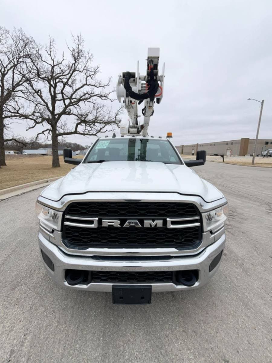 2022 RAM 5500 Boom / Bucket Truck - 360HP image 2