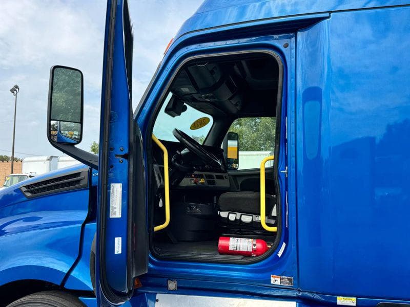 2021 Freightliner Cascadia image 31