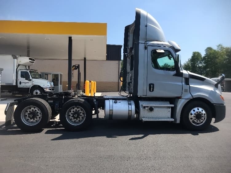 Used 2020 FREIGHTLINER Conventional - Day Cab, Tractor - CASCADIA 126 For Sale image 7