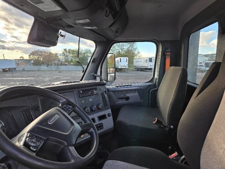 2021 Freightliner Cascadia image 12