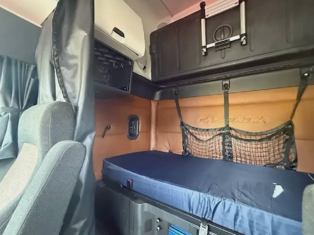 Used 2020 FREIGHTLINER Conventional - Sleeper Truck image 9