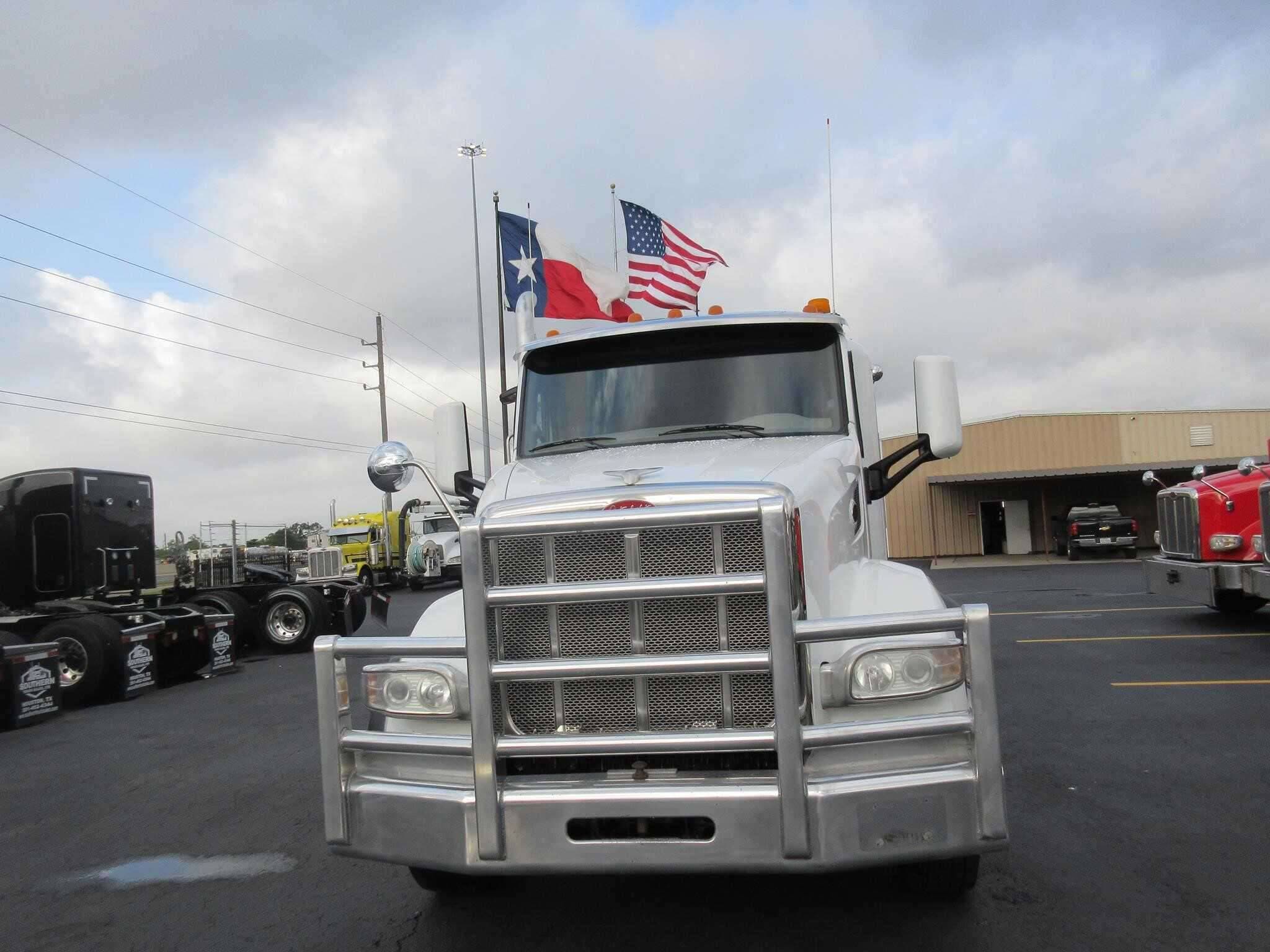 2019 Peterbilt 567 image 1