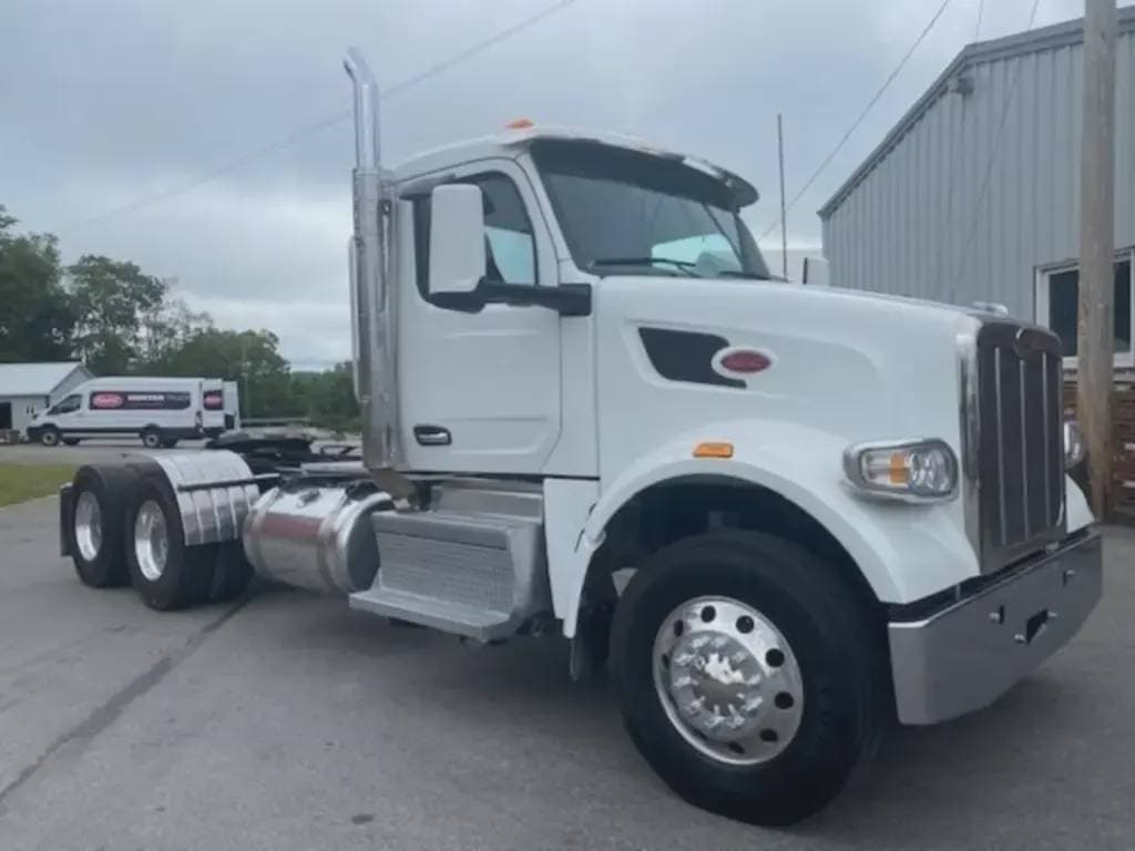 2023 Peterbilt 567 image 2