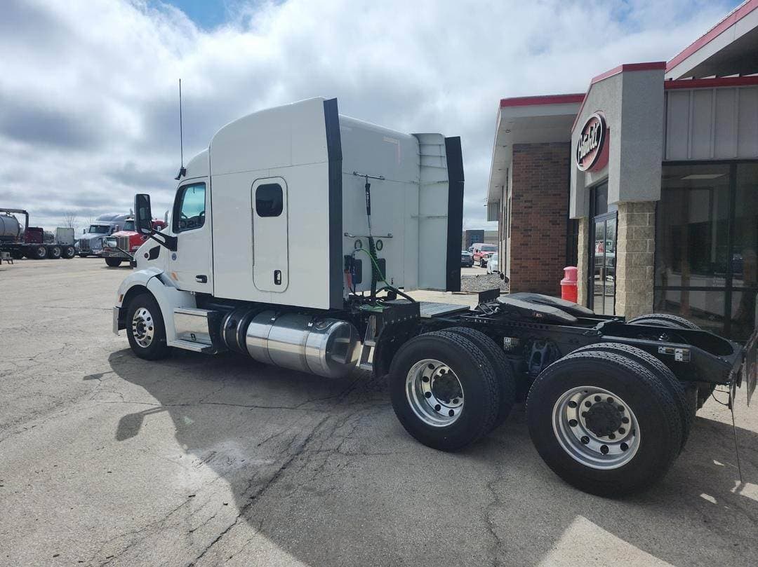 2022 Peterbilt 579 image 4