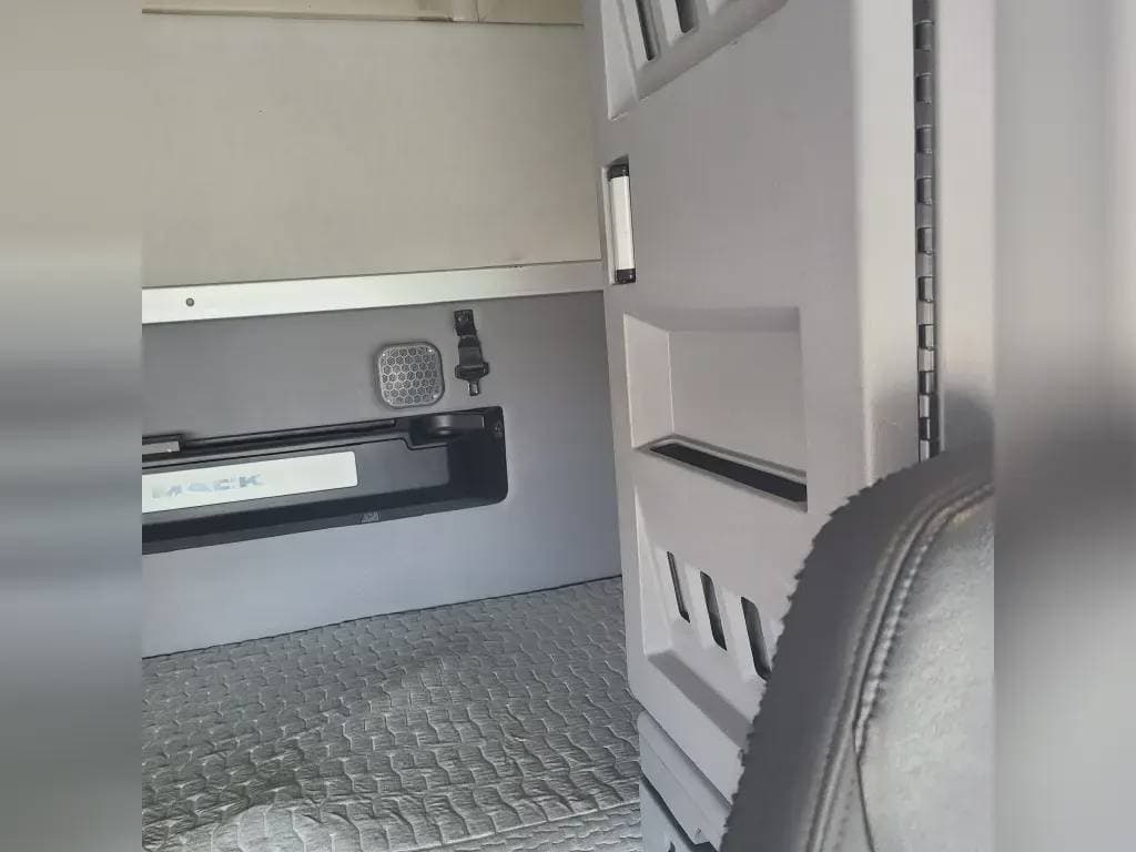 Used 2020 MACK Conventional - Sleeper Truck image 5