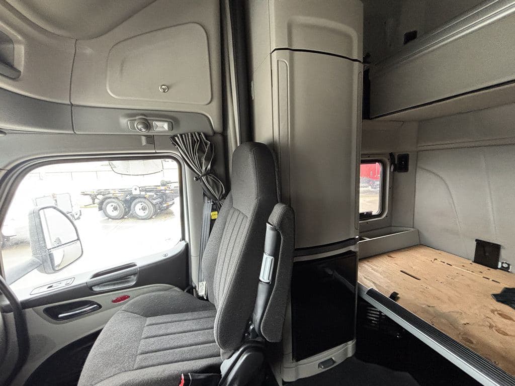 Used 2023 PETERBILT 579 image 9