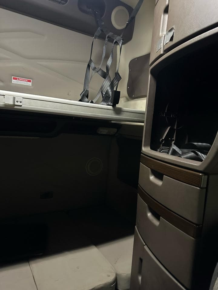 2017 Volvo VNL image 8