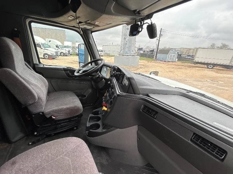 2023 International LT62F image 8