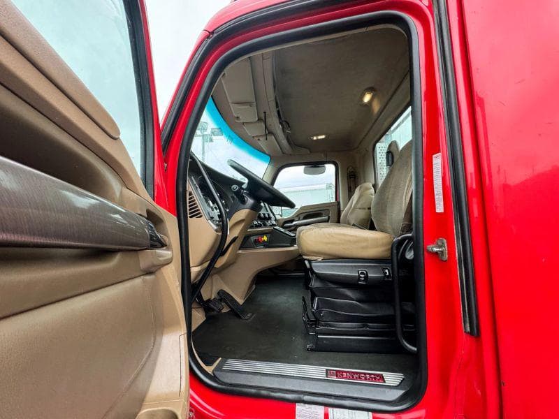 2015 Kenworth T880 image 23