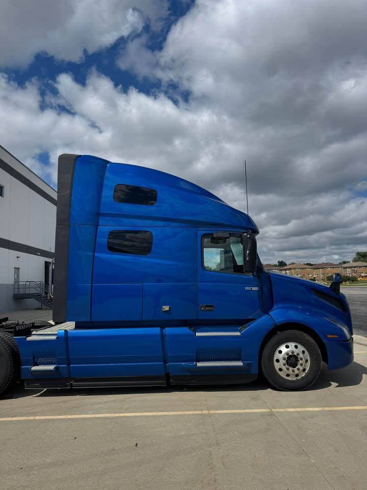 2021 Volvo VNL670 image 6