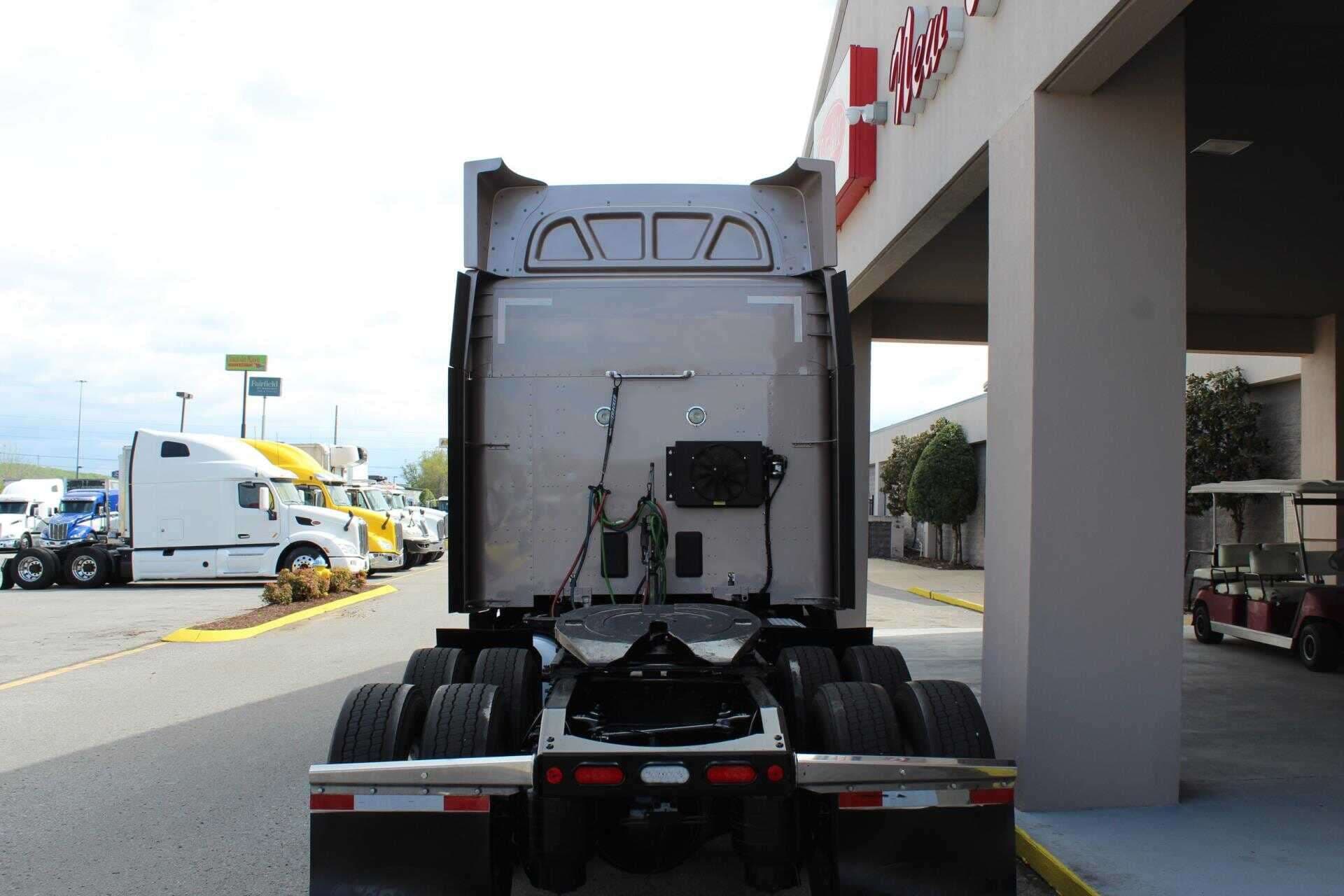 2023 Peterbilt 579 image 2