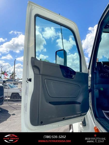 2022 International LT625 image 11