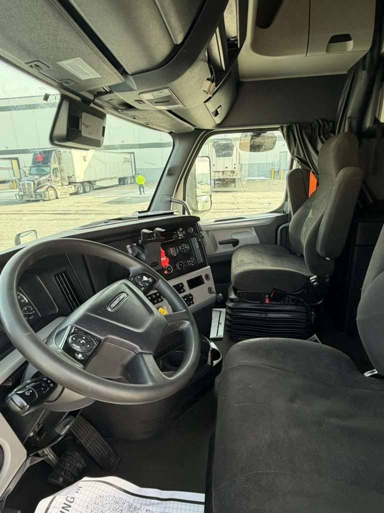 2021 Freightliner Cascadia image 10