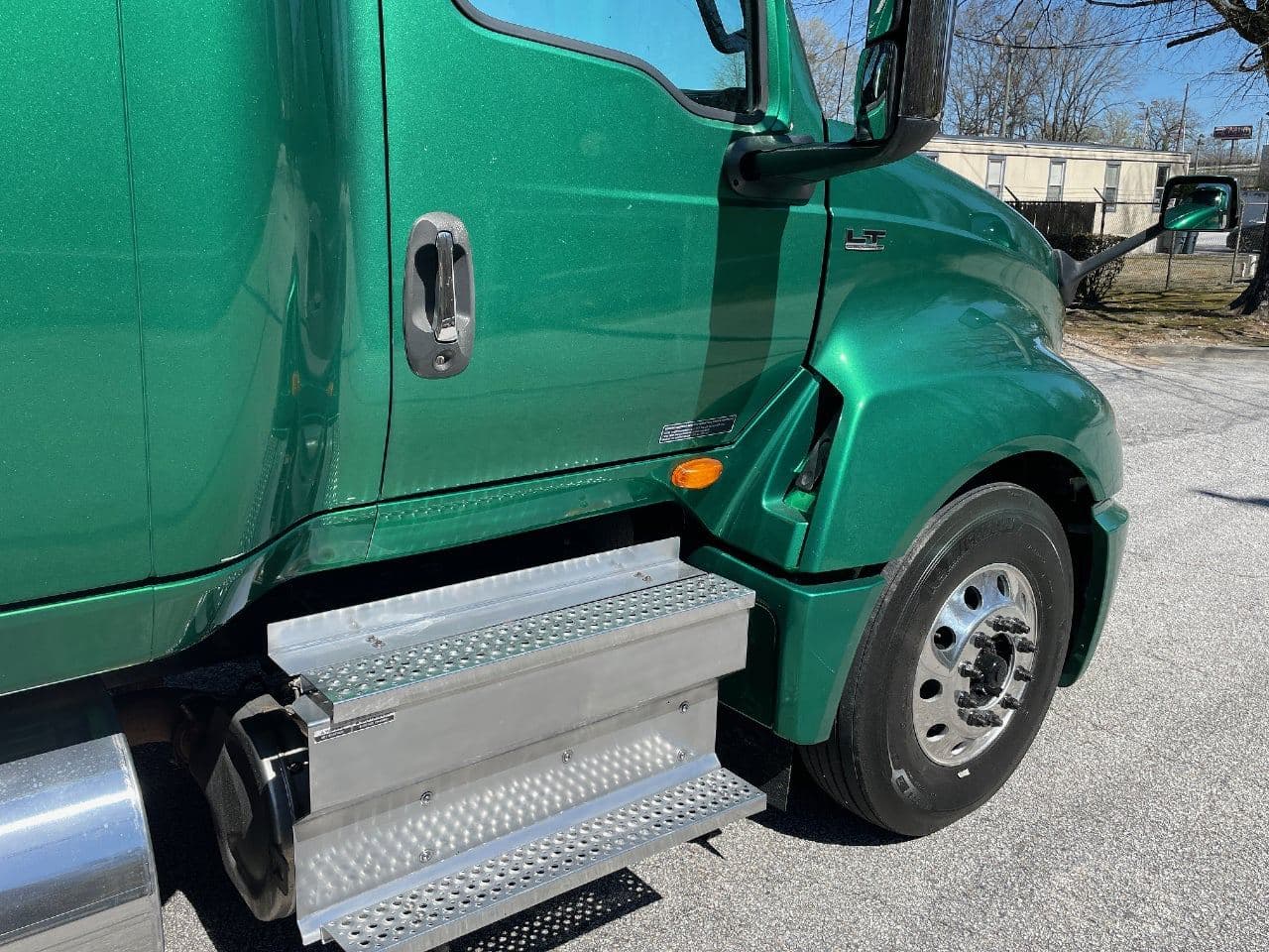 2018 International LT image 15