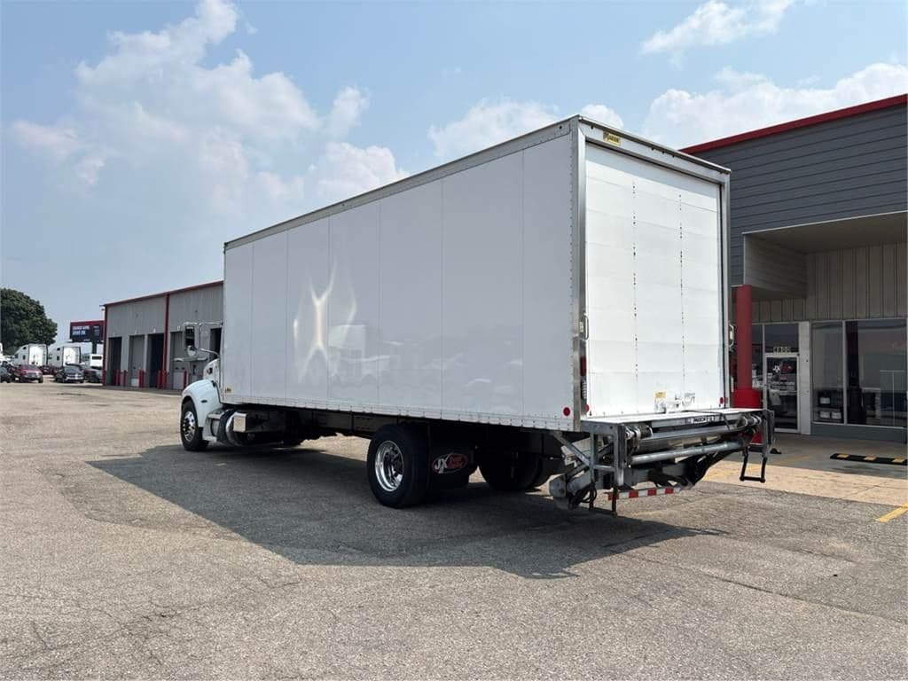2019 Peterbilt 337 image 4