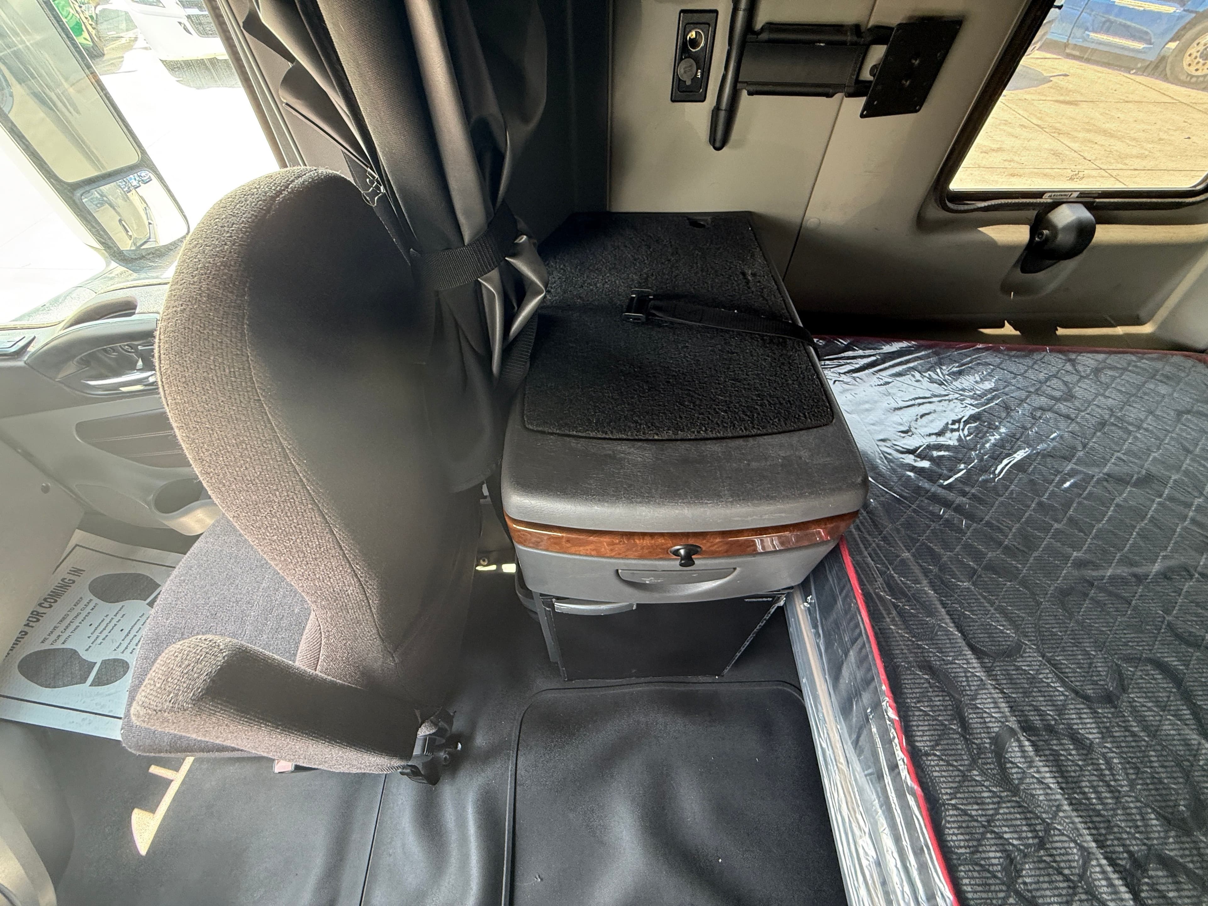 2021 International LT image 24