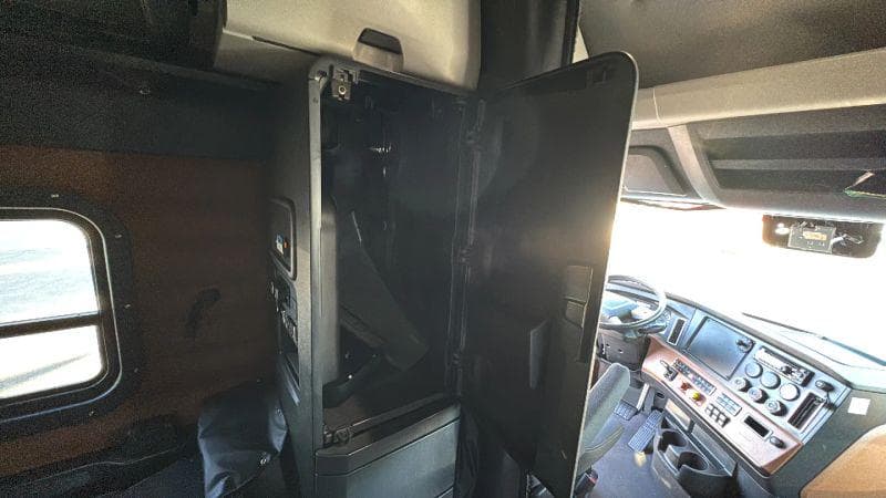 2021 Freightliner Cascadia image 44