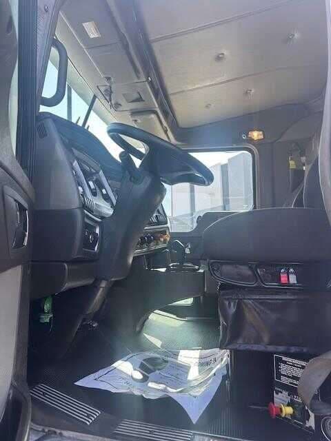2019 Kenworth T8 Series image 7
