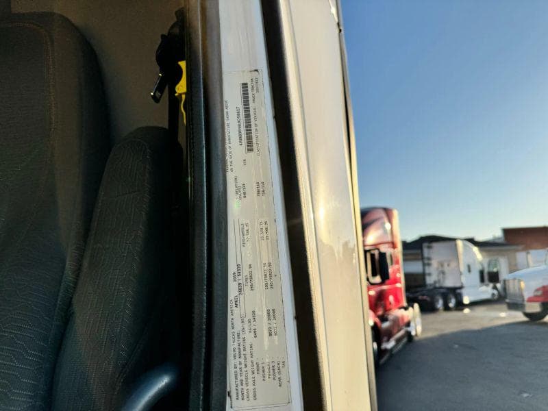 2020 Volvo VNL image 23