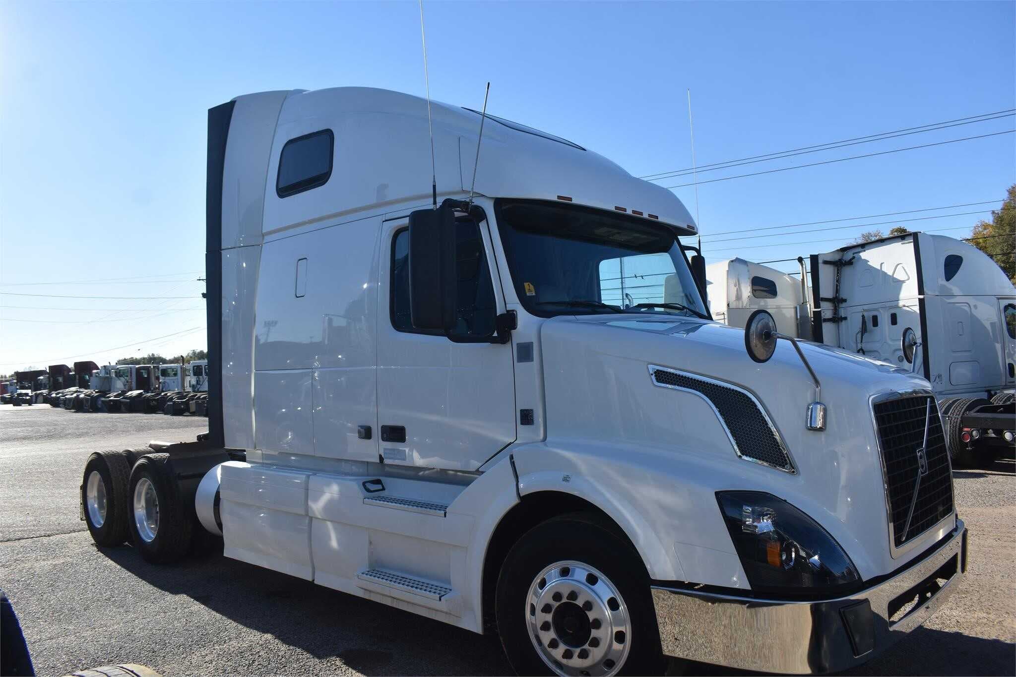 2012 Volvo VNL670 image 4