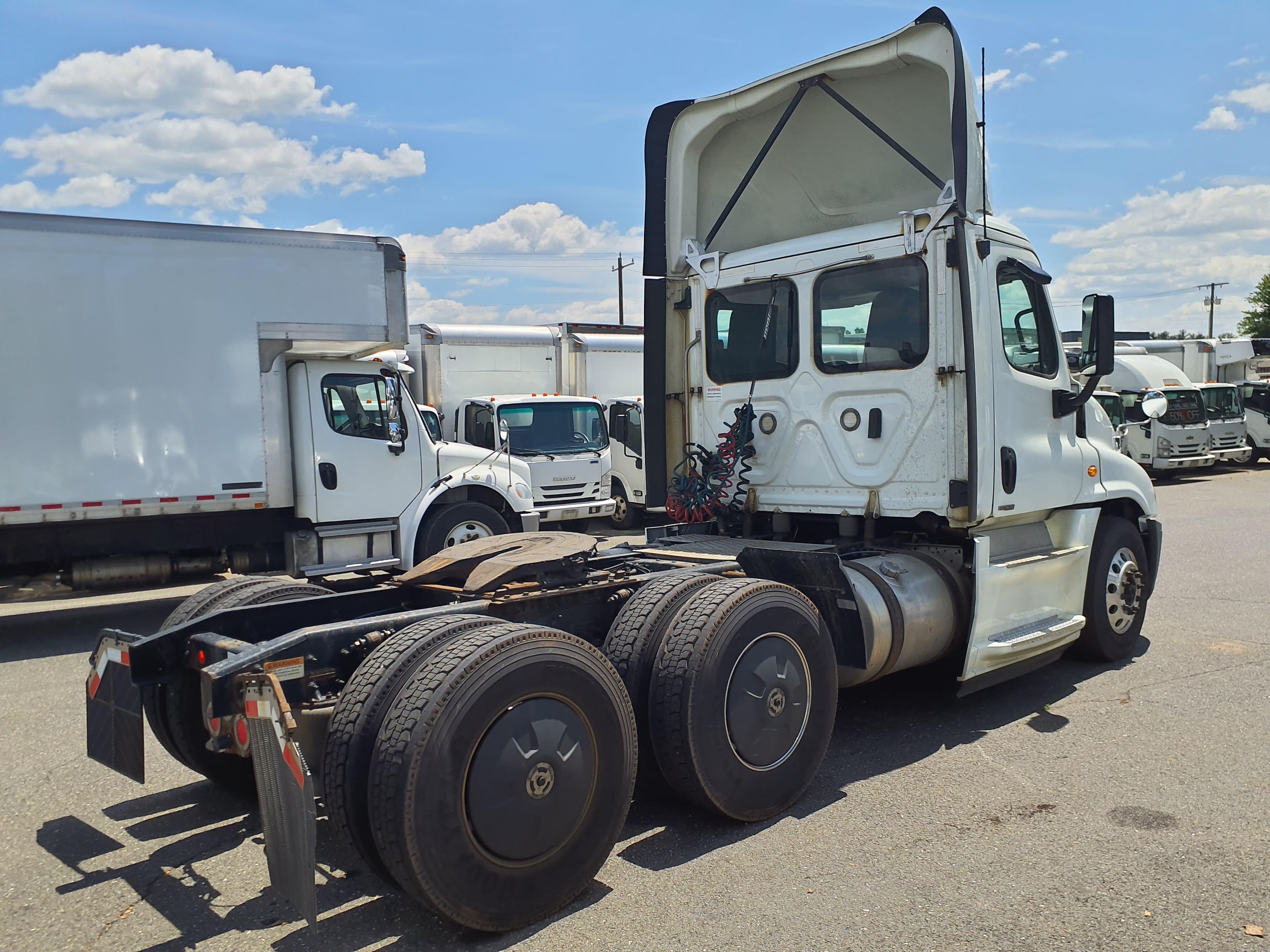 Used 2019 FREIGHTLINER Conventional - Day Cab - CASCADIA 125 image 6