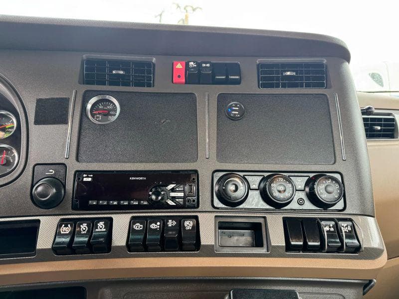 2015 Kenworth T880 image 28