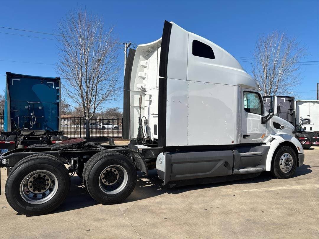 2021 Peterbilt 579 image 8