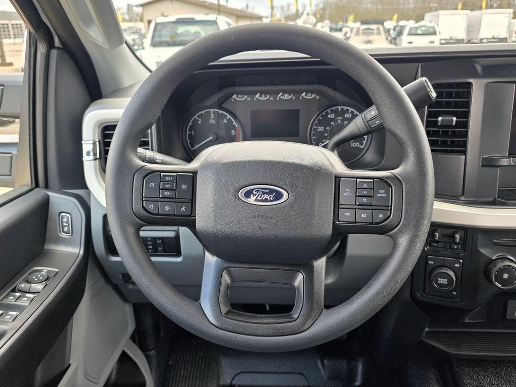 2026 Ford F-450SD XL DRW CAB CHASSIS image 46