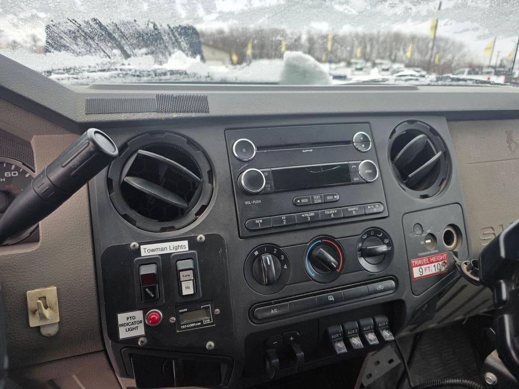 2009 Ford F-550SD XLT DRW image 19