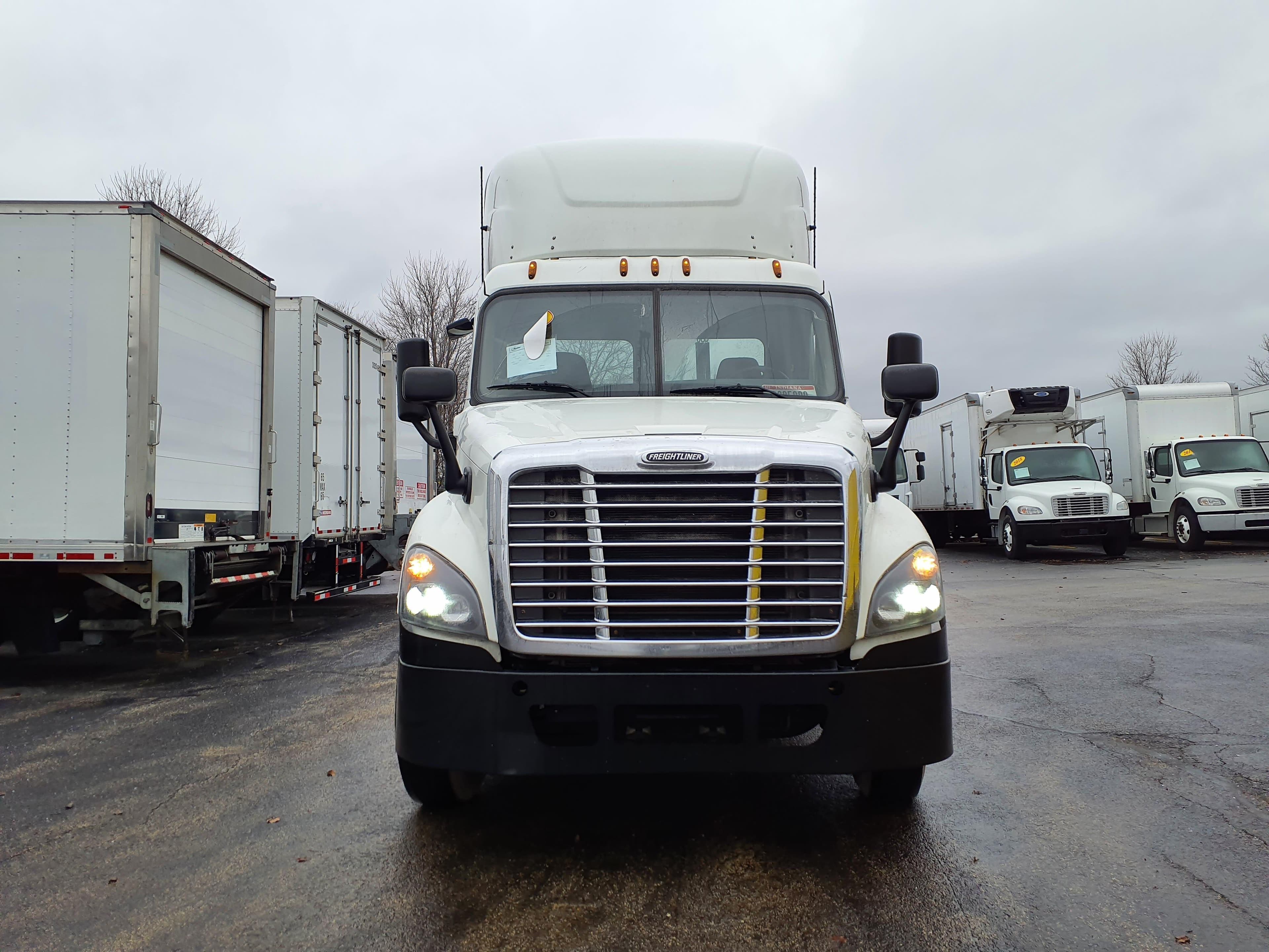 Used 2019 FREIGHTLINER/MERCEDES Conventional - Day Cab - CASCADIA 125 image 3
