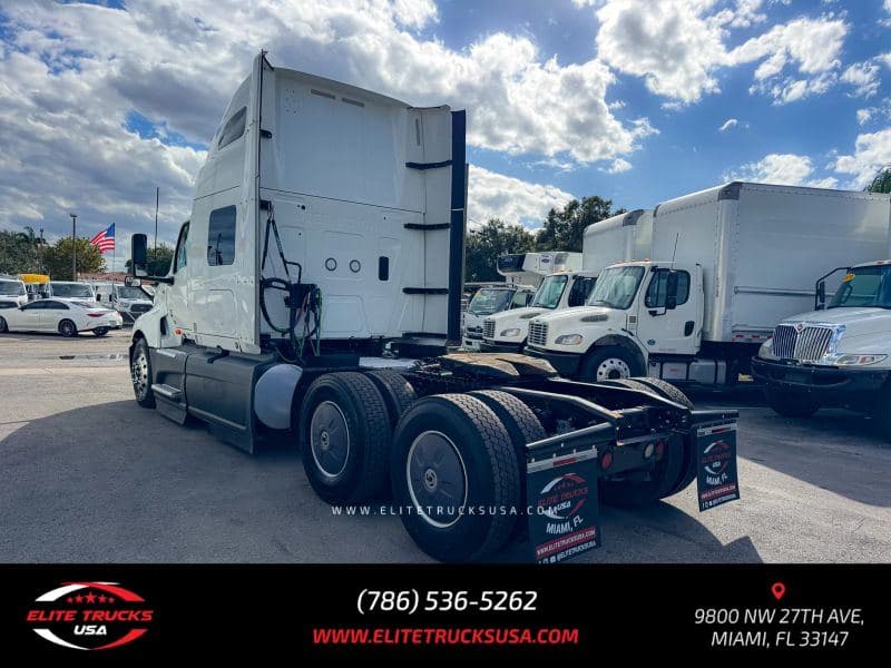 2022 International LT image 3