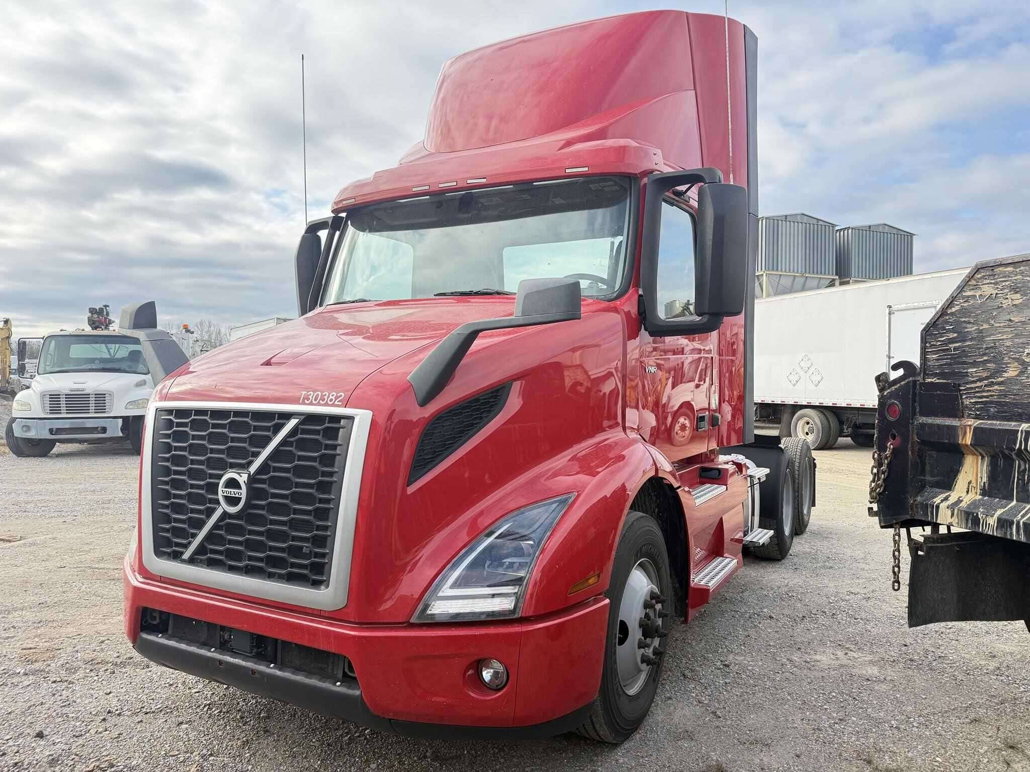2022 Volvo VNR image 1