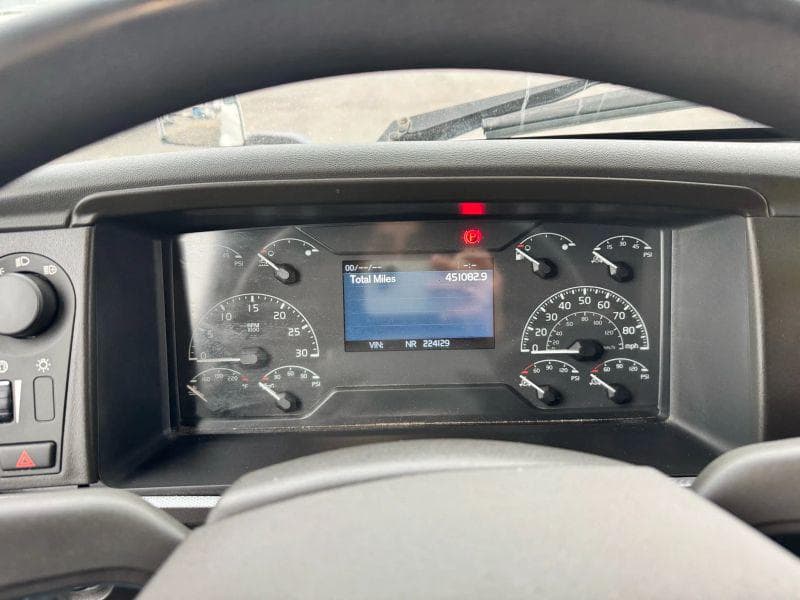 2020 Volvo VNL image 24