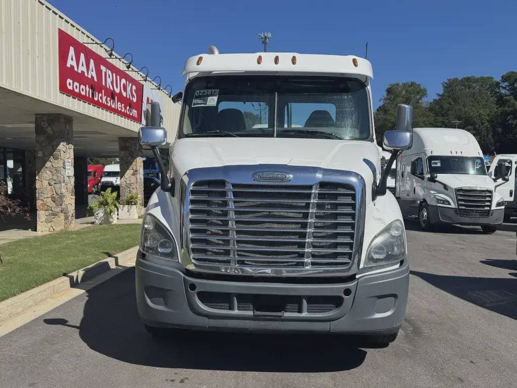 2017 Freightliner Cascadia 113 image 1