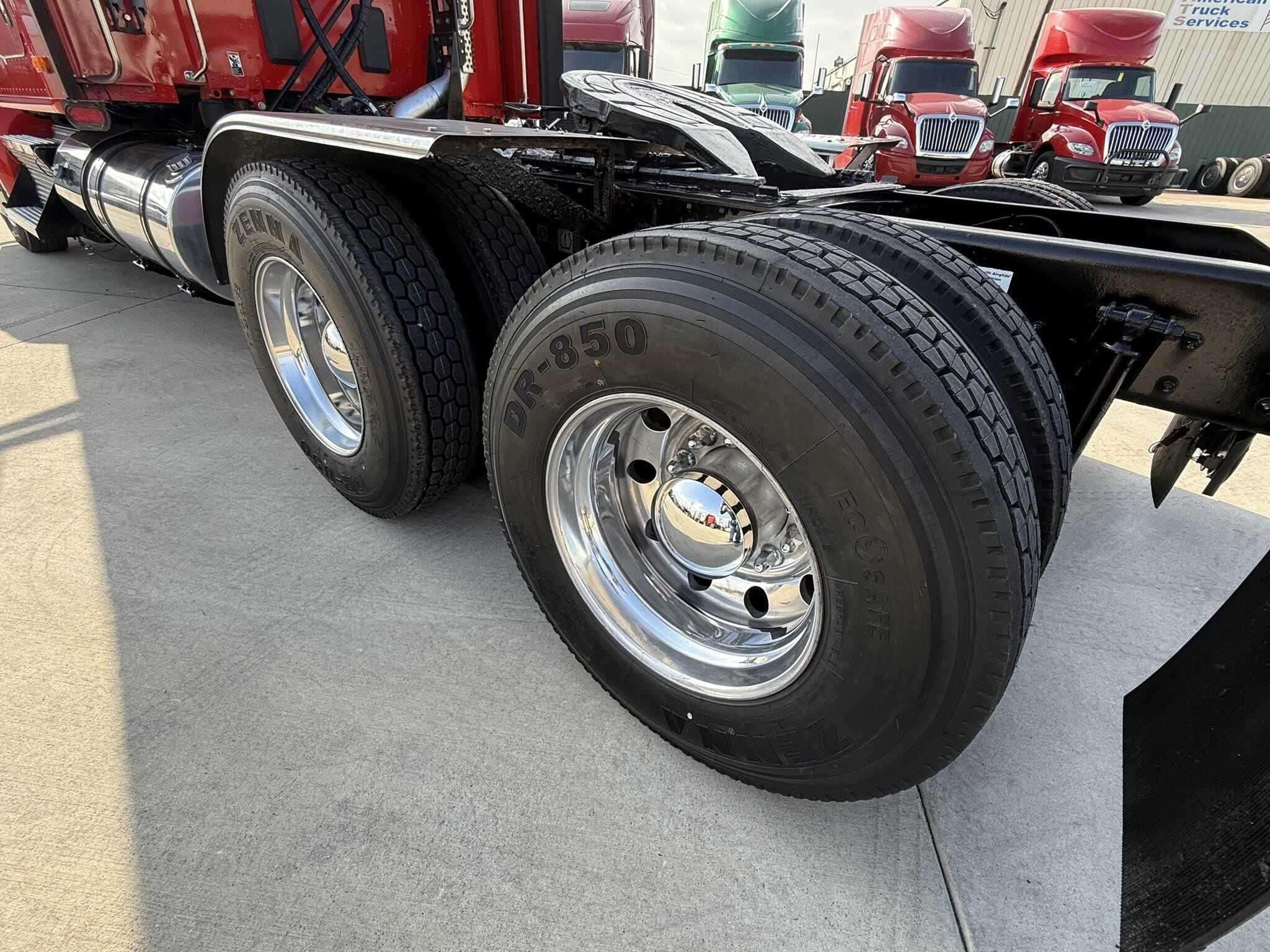 2022 Kenworth T880 image 8