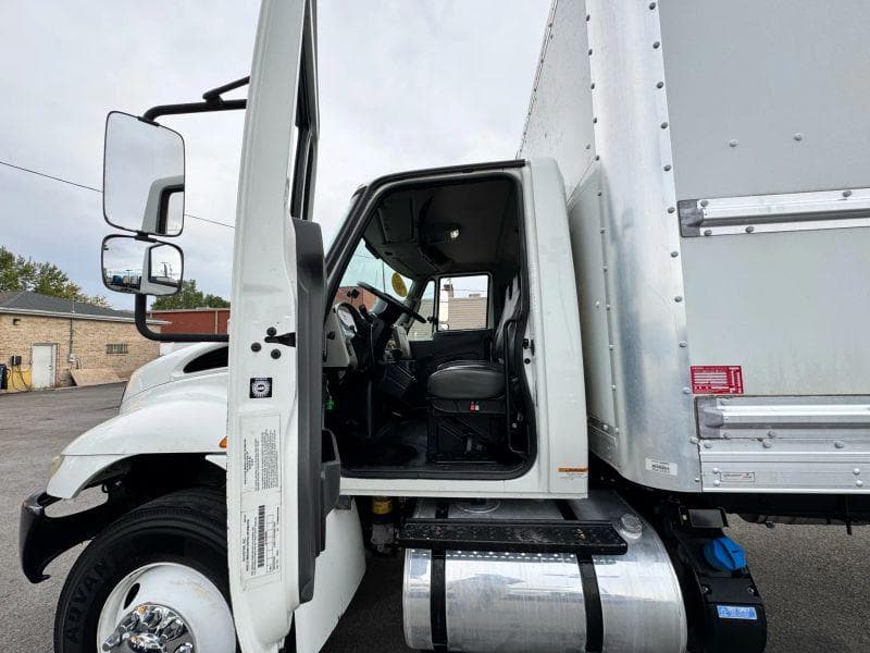 2017 International 4300 image 13