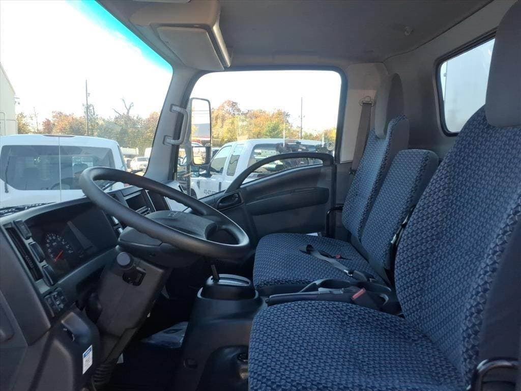 2024 Isuzu NPR-HD image 9
