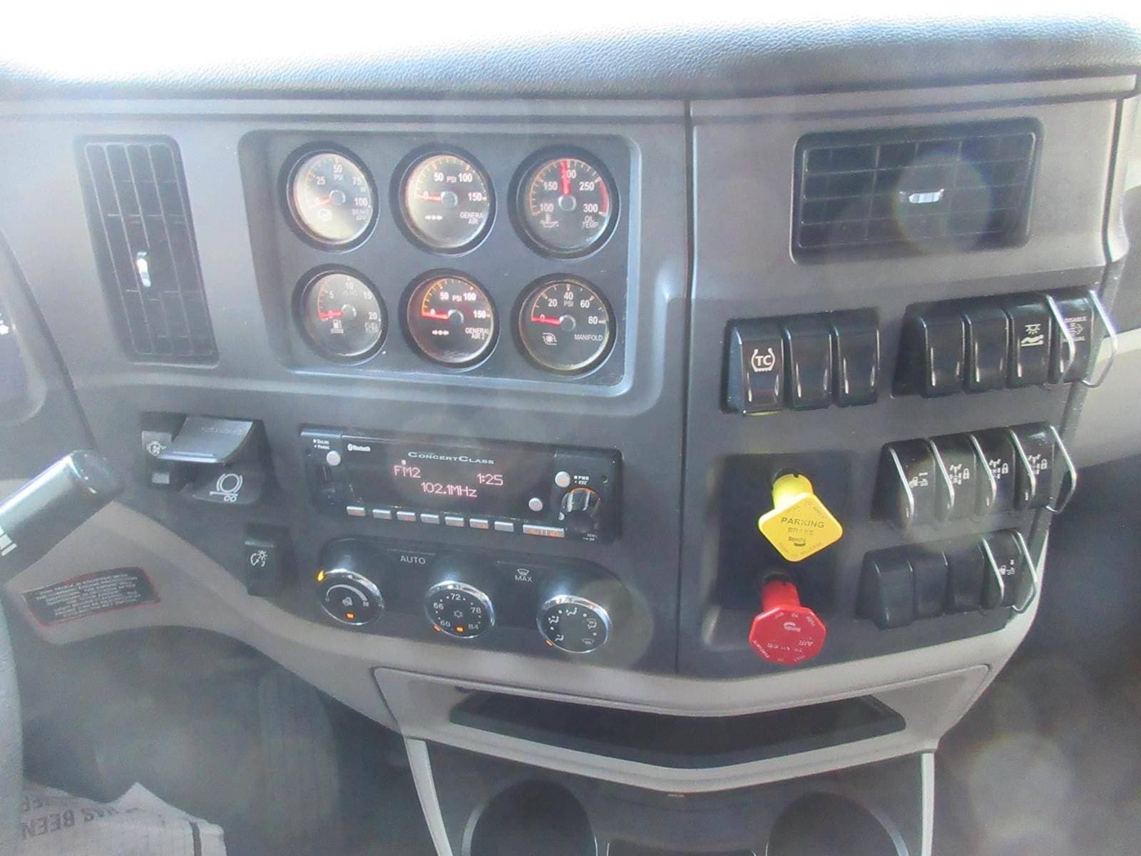 2023 Peterbilt 567 image 12
