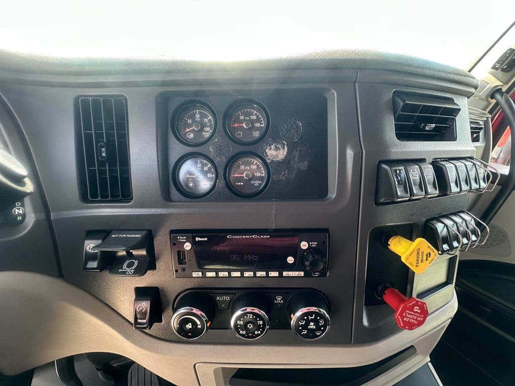 Used 2023 PETERBILT 579 image 14