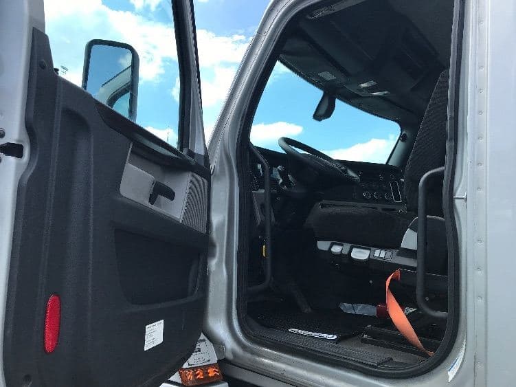 2020 Freightliner Cascadia 126 image 9