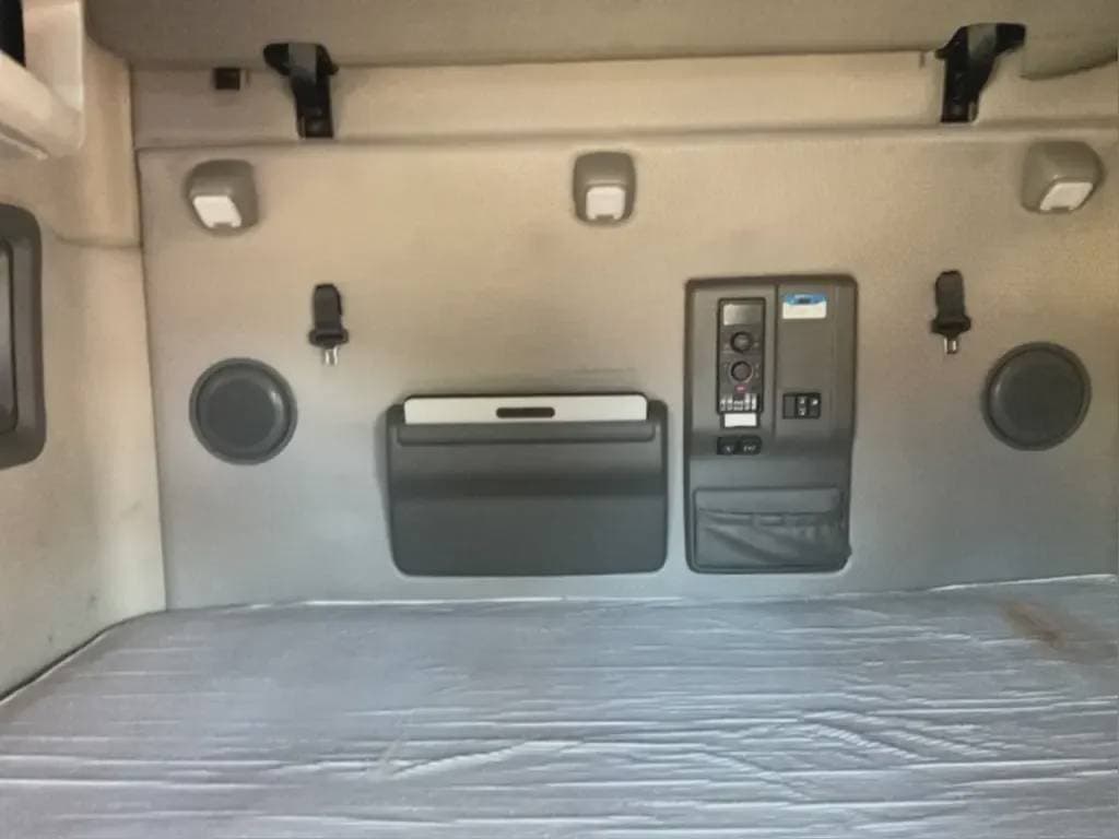 2022 Volvo VNL image 9