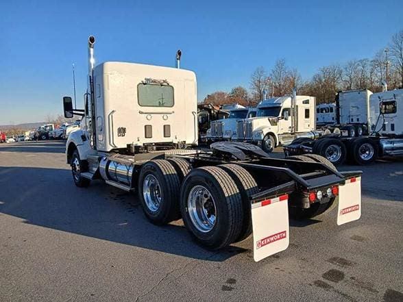 2025 Kenworth T880 image 3